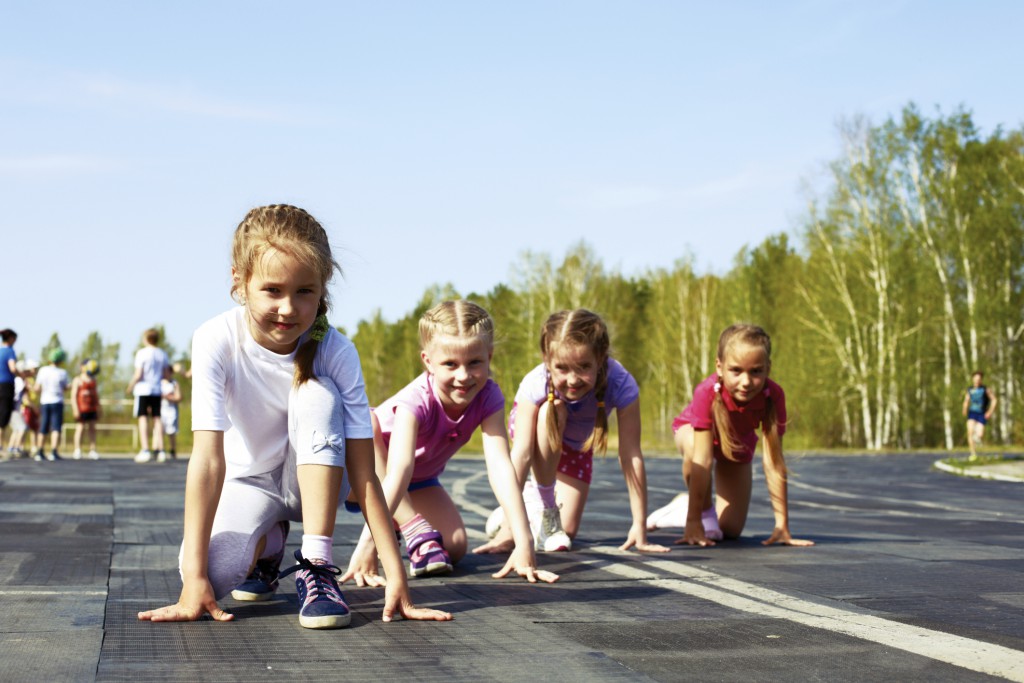 girls starting to run on track